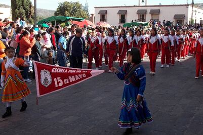 Asisten 2 mil personas al desfile de El Marqués