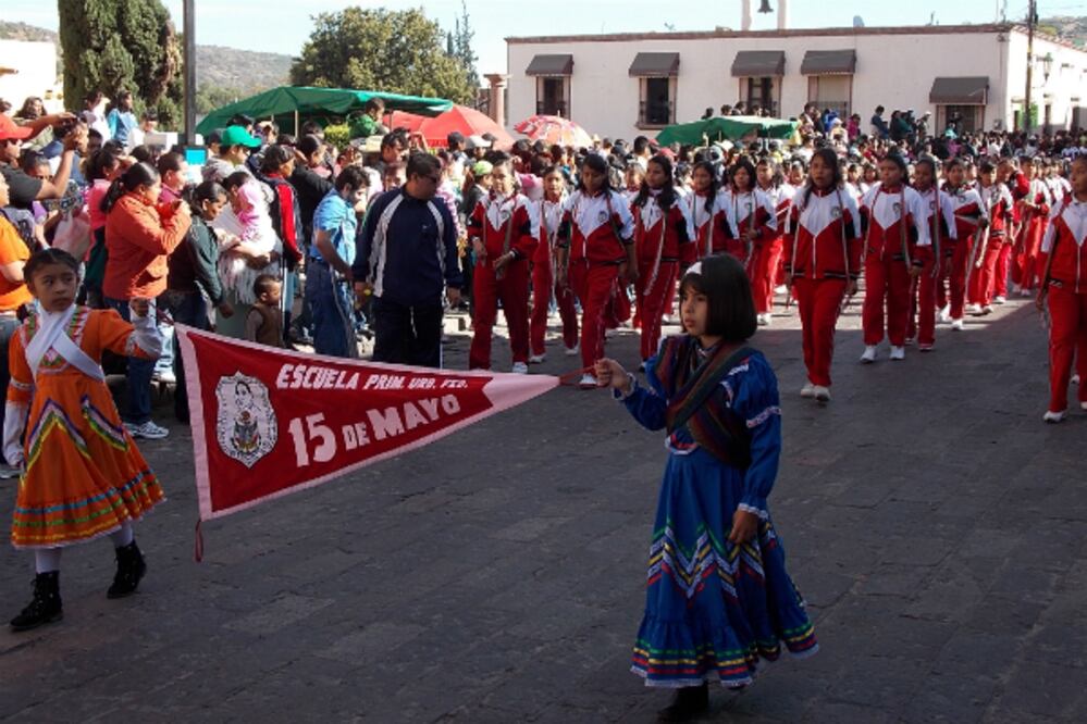 Asisten 2 mil personas al desfile de El Marqués