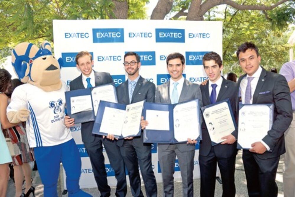 Jóvenes concluyen sus estudios universitarios