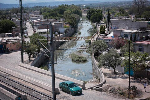 Vivir al día entre olor a caño, balaceras