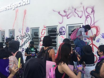 Mujeres exigen justicia; pintan, rompen vidrios e incendian la Unidad de la Fiscalía 
