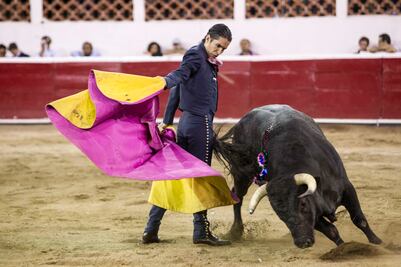 Tarde de escaramuzas, mariachis y olés