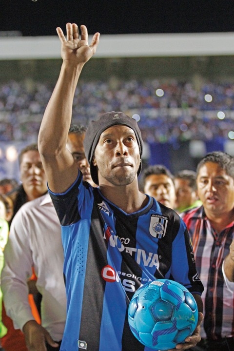 Ven a ‘Dinho’ prácticamente fuera de los Gallos Blancos