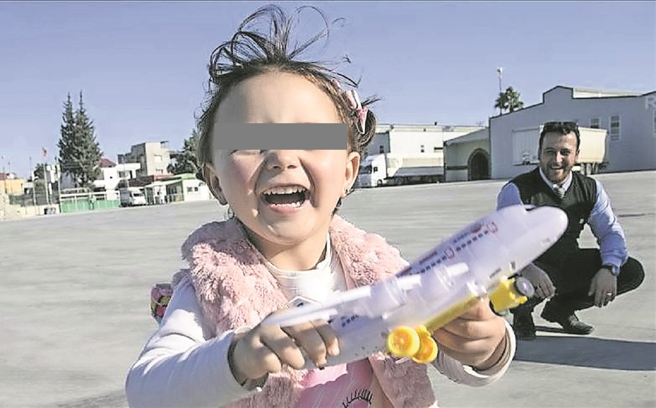 Sujeto abandona una niña en el interior del vehículo en el que chocó