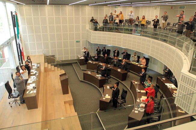 El Congreso aprobó que los transeúntes estarán obligados a respetar semáforos y utilizar los puentes peatonales (CÉSAR GÓMEZ. EL UNIVERSAL)