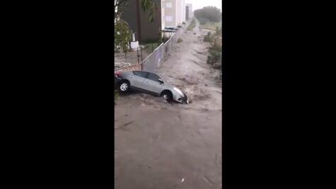 Captan el momento en que un vehículo es arrastrado por la lluvia