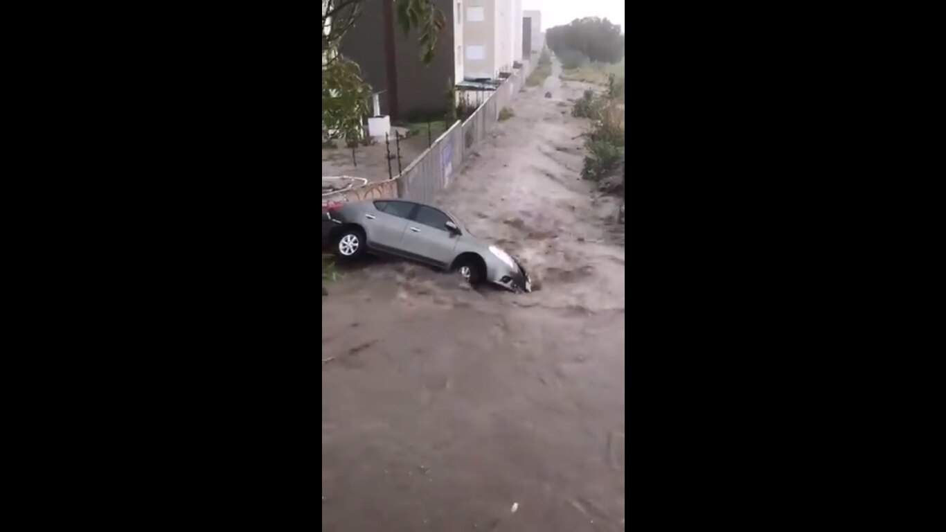 Captan el momento en que un vehículo es arrastrado por la lluvia