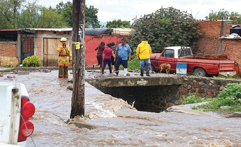 Recorren El Marqués en labor preventiva por lluvia 