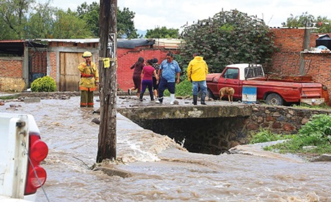 Recorren El Marqués en labor preventiva por lluvia