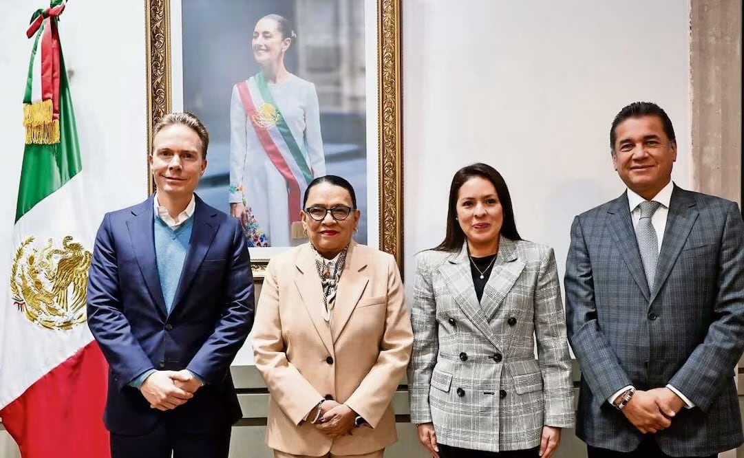 Manuel Velasco, líder del PVEM en el Senado; Rosa Icela Rodríguez, secretaria de Gobernación; Karen Castrejón, dirigente del Verde, y Carlos Puente, coordinador de esa bancada en San Lázaro, sostuvieron una reunión ayer. Foto: Especial