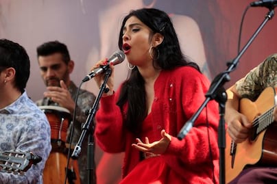 Mon Laferte canta en el idioma del amor