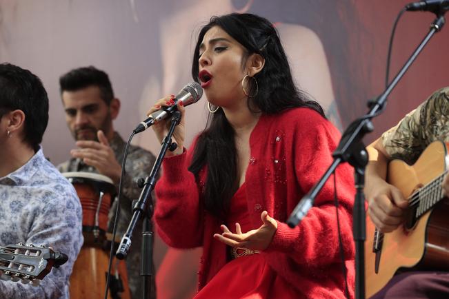 Mon Laferte canta en el idioma del amor
