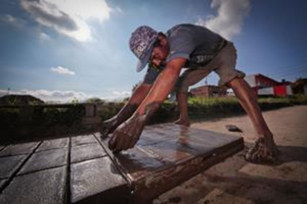 Dejan su vida entre bloques de arcilla