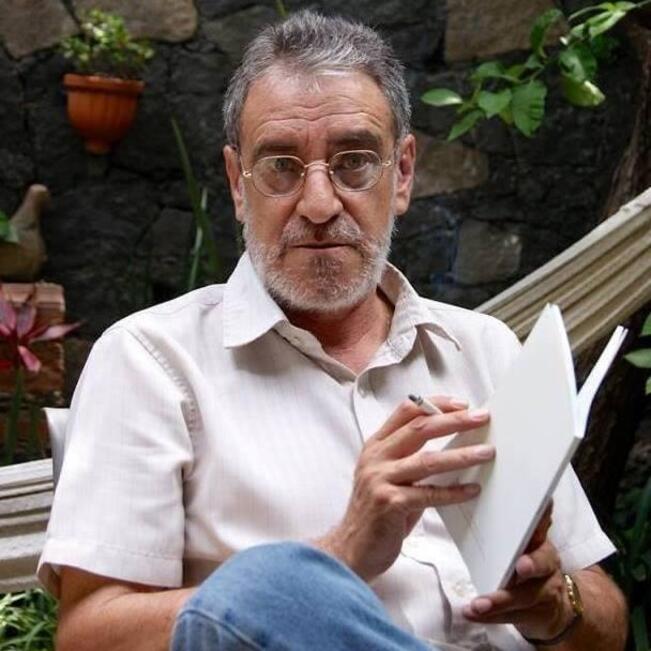 Lamentan deceso del escritor Roberto Cuevas