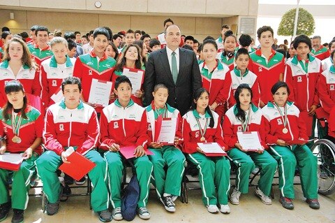 Dan reconocimientos a deportistas