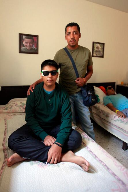 Joel Amado, padre de José Armando, explica que sus dos hijos padecen estrabismo. Su otro hijo, de cinco años, también fue operado. CESAR GÓMEZ. EL UNIVERSAL