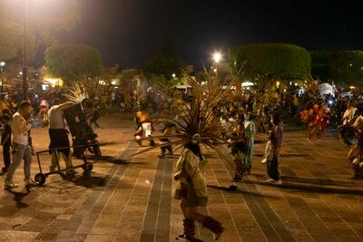 Los Concheros, con sus danzas aglomeran gente