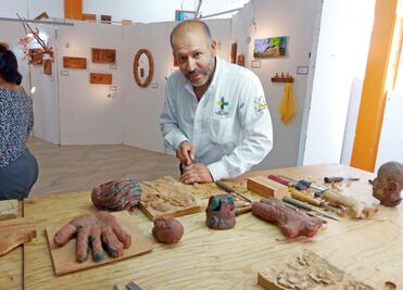 El tallado de madera se enseña con paciencia en Querétaro