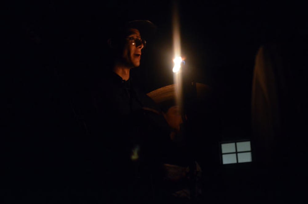 Más de 20 jóvenes, guiados por William Nezme, visitaron el ex convento de Capuchinas a media noche. Como resultado de la expedición, aproximadamente registraron 20 manifestaciones paranormales (CÉSAR GÓMEZ. EL UNIVERSAL)