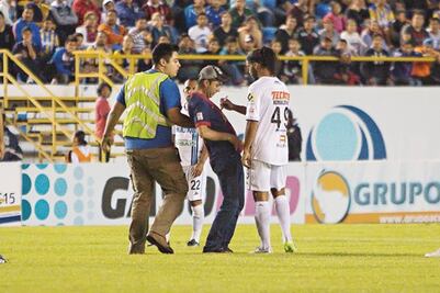 Ronaldinho otorga más autógrafos 