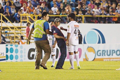 Ronaldinho otorga más autógrafos