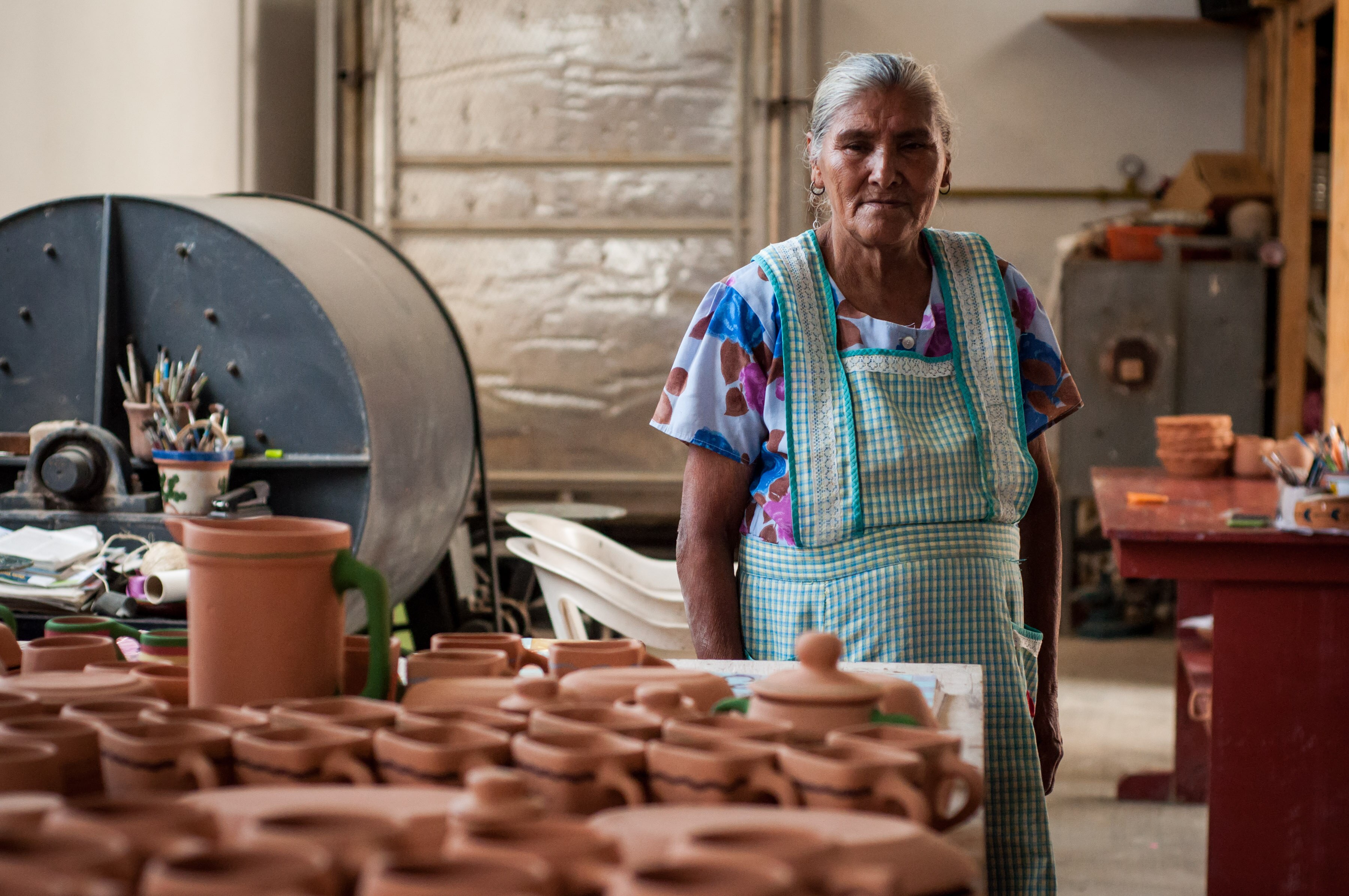 Doña Dorotea Loredo, una de las fundadoras del espacio artesanal en el municipio de Jalpan de Serra, señala que cada pieza está hecha a mano y se inspira en la belleza natural y la vida silvestre de la Sierra Gorda (RICARDO LUGO. EL UNIVERSAL)
