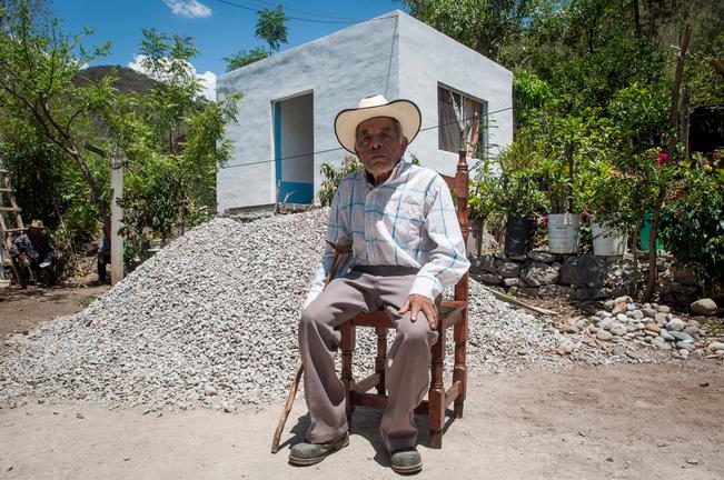 Tras registrarse en el programa, a don Jacinto, de la comunidad Laguna de Pizquintla, le entregaron los materiales para la construcción de un cuarto. (RICARDO LUGO. EL UNIVERSAL)