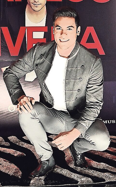 Carlos Rivera sufre esguince en teatro