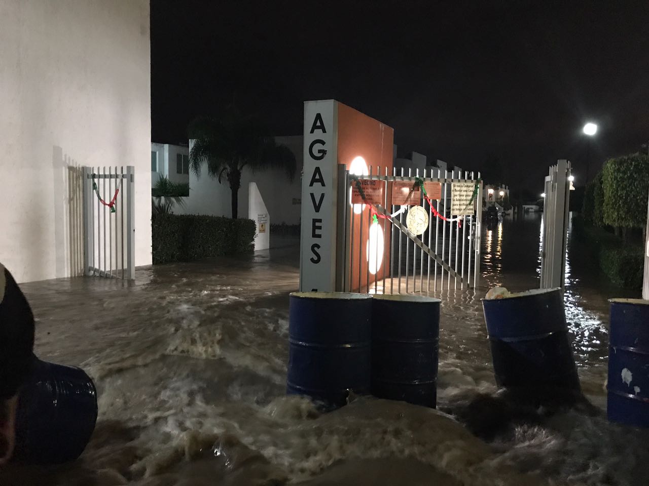 Desfogue causa daños y evacuación de cientos de familias en SJR