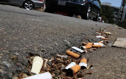 Piden multar hasta con 30 mil pesos a quien tire colillas de cigarro en todo Querétaro