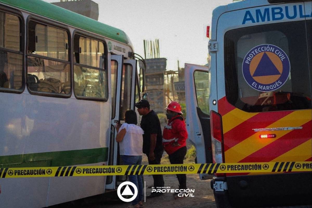 Choque entre tren y transporte urbano deja 18 personas atendidas en El Marqués; cierran la carretera 200