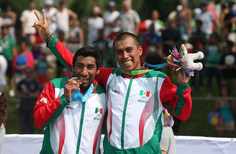 Crisanto Corona esfuerzo con áurea