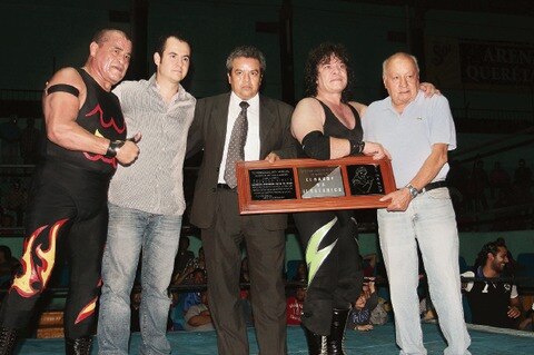 Despiden a ‘El Dandy’ y queretano pierde máscara