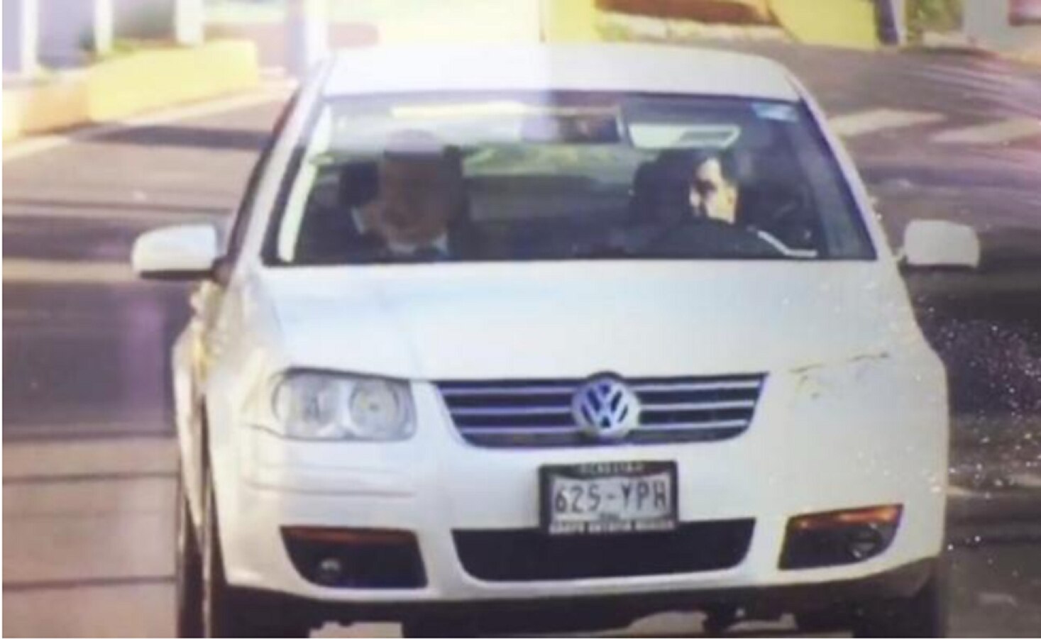 López Obrador llegó en su ya famoso Jetta blanco