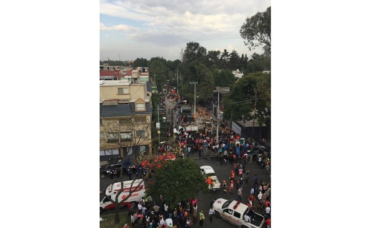 Escuela se derrumba; deja 25 muertos, 21 son niños