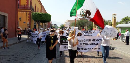 Marchan contra AMLO en Querétaro