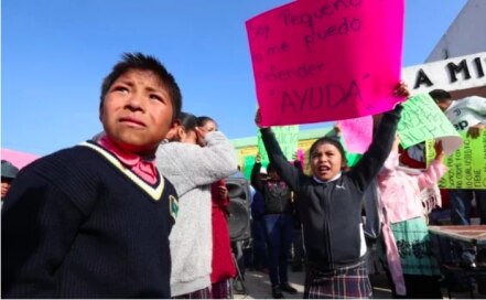 Padres de familia cierran primaria en Toluca; acusan maltrato de alumnos