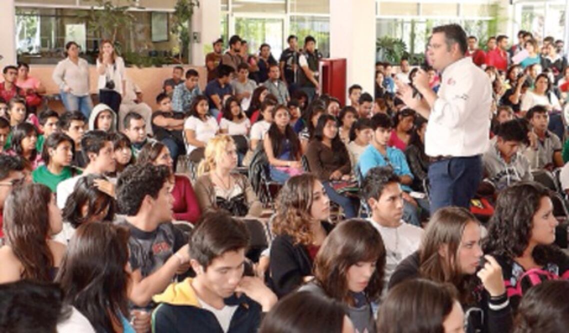 Manuel Pozo promete apoyos a los estudiantes de la UTEQ