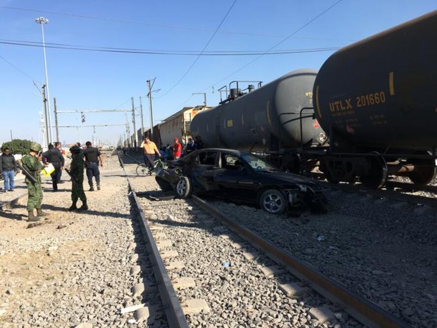 Un automóvil Ford tipo Mondeo fue impactado por la locomotora al intentar ganarle el cruce. La carrocería fue proyectada fuera de las vías y el conductor no sufrió lesiones. Foto: LUIS RODRÍGUEZ. EL UNIVERSAL