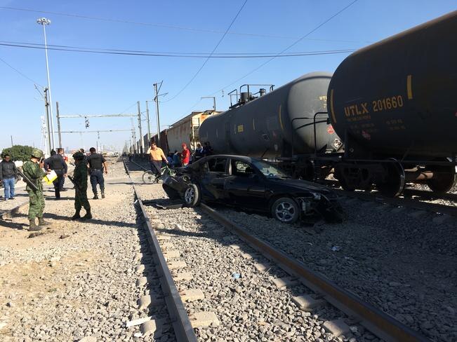 Un automóvil Ford tipo Mondeo fue impactado por la locomotora al intentar ganarle el cruce. La carrocería fue proyectada fuera de las vías y el conductor no sufrió lesiones. Foto: LUIS RODRÍGUEZ. EL UNIVERSAL