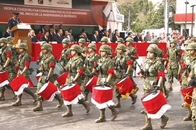 Participaron 3 mil personas en desfile