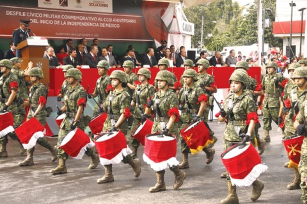 Participaron 3 mil personas en desfile