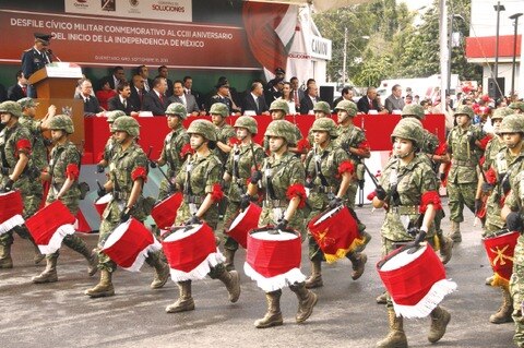 Participaron 3 mil personas en desfile