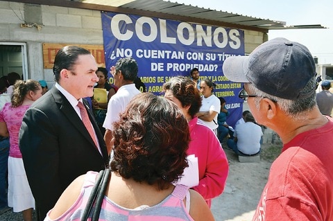 Dan escrituras a 128 familias