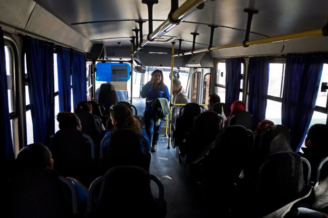 Anteriormente la empresa rentaba camiones pero estos exigían llenar los 45 lugares de cada unidad, por lo cual optaron por contratar taxis