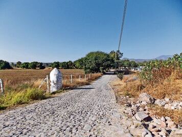 Pretenden cobrar peaje en camino vecinal