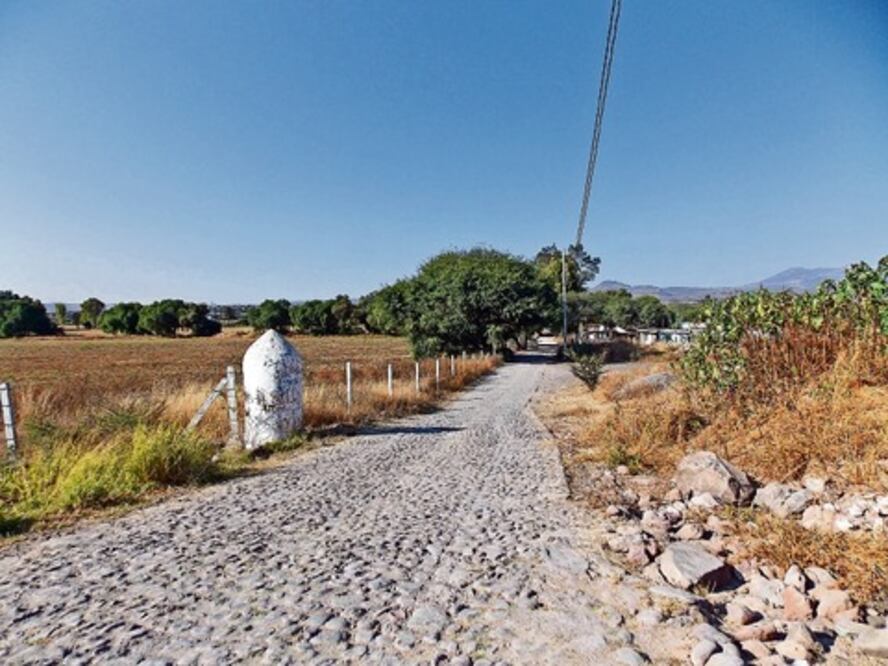 Pretenden cobrar peaje en camino vecinal