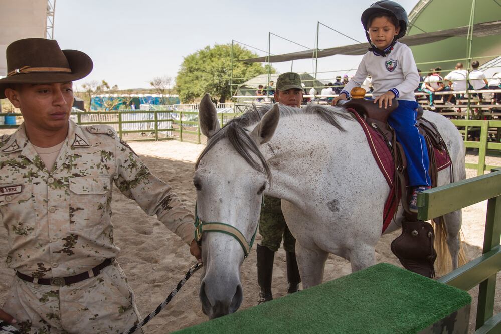 Ejército mexicano también rehabilita con equinoterapia. / Foto: Demian Chávez