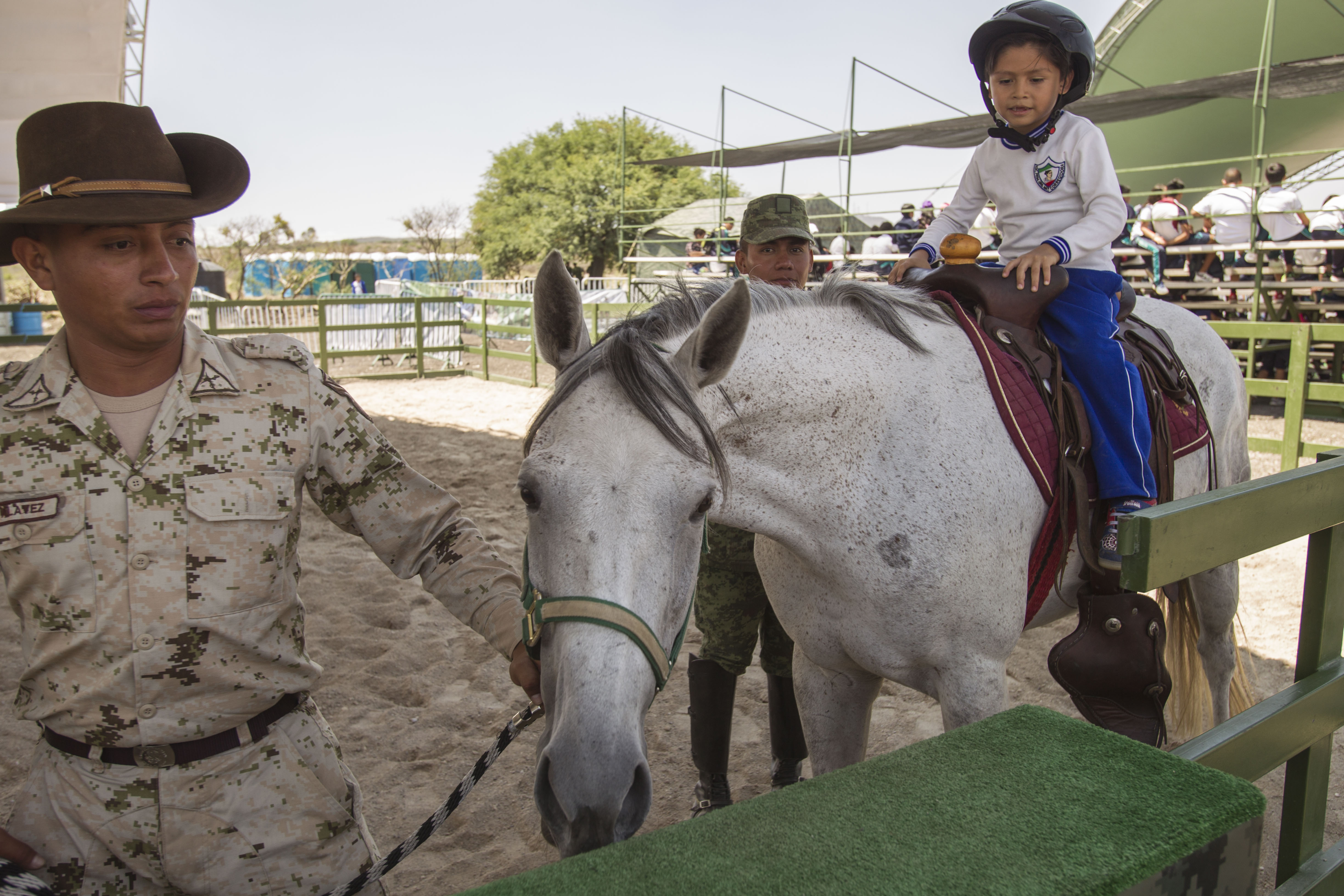 Ejército mexicano también rehabilita con equinoterapia. / Foto: Demian Chávez
