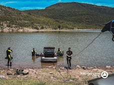 Extraen vehículo que cayó a la presa El Carmen, en El Marqués